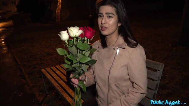 Пикапер развел арабку Аишу на секс за букет цветов