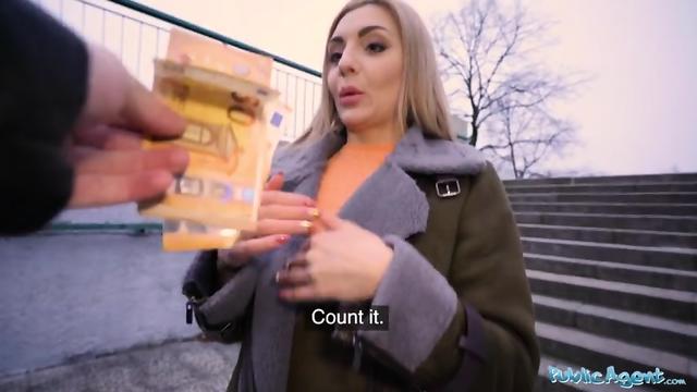 Пикапер платит русской девушке за секс в подъезде